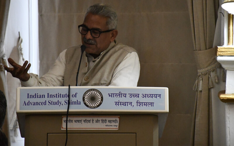 शिमला: इंडियन इंस्टीट्यूट ऑफ एडवांस्ड स्टडीज शिमला ने 'भारत में संत और आचार्य परंपरा' पर एक व्याख्यान आयोजित किया, जिसके मुख्य वक्ता राष्ट्रीय स्वयंसेवक संघ के सहसरकार्यवाह डॉ कृष्ण गोपाल थे. उन्होंने अपने उद्बोधन में कहा कि प्राचीन काल में भारत तकनीकी, व्यापार, कला, संगीत और साहित्य में अग्रणी था. इसका लोहा विश्व भी मानता है, लेकिन इस सभी के मूल में यहां के संत आचार्य और गुरु रहे हैं. उन्होंने बताया कि एक बार भारत के तत्कालीन राष्ट्रपति डॉ शंकर दयाल शर्मा ओमान की यात्रा पर गए. वहां के सुल्तान का बेटा उनका शिष्य था. उसे जानकारी मिली, तो वह बहुत अभिभूत हुआ कि मेरे गुरु आ रहे हैं. अधिकारियों के प्रोटोकॉल को दरकिनार कर सुल्तान के पुत्र ने उनकी पूरी व्यवस्था की. उसने कहा कि मैं भारत में पढ़ा हूं, मुझे पता है कि भारत में शिष्य अपने गुरु का कितना सम्मान करते हैं, इसलिए मैं भी यही करुंगा. गुरु का महत्त्व ऐसे समझिए कि महर्षि कण्व के आश्रम में शिक्षा लेने वाला शिष्य भी राजा दुष्यंत को कहता है कि आश्रम के आसपास हिरण को कोई मार नहीं सकता, 'आश्रमस्य मृगोयं किमपि न हन्तव्यं' काशी के शिलालेख कहते हैं कि 'इदं अपि न तिष्ठेत्.' 1942 के असहयोग आंदोलन में महात्मा गांधी यह जानते थे कि मालवीय जी के शिष्य मेरी बात नहीं मानेंगे उन्हीं की बात मानेंगे. इलाहाबाद विवि के एक आचार्य का अपने दायित्व के प्रति कितना दृढ़ विश्वास था कि वह गृहमंत्री पंडित गोविंद बल्लभ पंत के आदेश को भी यह कहते हुए इनकार कर देता है कि मैं इस्तीफा दे दूंगा लेकिन किसी राजनेता को यहां की शिक्षा व्यवस्था में हस्तक्षेप की इजाजत नहीं दूंगा. उन्होंने प्राचीन काल, मध्य काल और आधुनिक काल के गुरु आर्यभट्ट, आचार्य चाणक्य, महर्षि वाल्मीकि नागार्जुन, घोषा, गार्गी, अपाला, सौनक ऋषि और अंगिरा, गुरु रविदास, नानक, कबीर,, महर्षि अरविंद, आचार्य प्रफुल्ल चंद्र राय, रवीन्द्रनाथ ठाकुर, स्वामी श्रद्धानंद, महामना मालवीय, जेके मेहता, महेश चंद्र, आत्माराम, 95 वर्षीय मुसलगांवकर, डॉ सुब्रहमण्यम् शास्त्री आदि महान गुरुओं और आचार्यों द्वारा स्थापित उच्च आदर्शों के विषय में प्रेरक जानकारी दीं. उन्होंने डॉ अंबेडकर के गुरु पेंडसे द्वारा निर्धन शिष्य भीमराव के लिए विद्यालय में प्रतिदिन भोजन लाने का मार्मिक उदाहरण दिया. डॉ कृष्ण गोपाल ने पश्चिमी विद्वान बर्ट्रेंड रसेल का भी उद्धरण दिया और कहा कि सभ्यताओं के संघर्ष का समाधान भी भारत ही कर सकता है, लेकिन इसका संपूर्ण समाधान भारतीय संत, गुरु, आचार्यों द्वारा दिखाए गए मार्ग से ही निकलेगा. उन्होंने आह्वान किया कि संस्थान के फेलो और आचार्य भी इन विषयों को अपने जीवन में उतारेंगे तो भारत का भाग्य बदलना निश्चित है. व्याख्यान में संस्थान के पूर्व अध्यक्ष और पद्म भूषण से सम्मानित प्रो कपिल कपूर, वर्तमान अध्यक्ष प्रो शशि प्रभा कुमार, संस्थान के निदेशक प्रो नागेश्वर राव और विभिन्न फेलो सहित शिमला शहर के गणमान्य नागरिक भी उपस्थित थे.