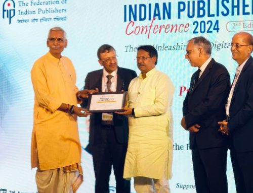 कुशाभाऊ ठाकरे पत्रकारिता एवं जनसंचार विवि के कुलपति प्रो बल्देव भाई शर्मा फ्रेंड्स आफ पब्लिशर्स अवार्ड से सम्मानित